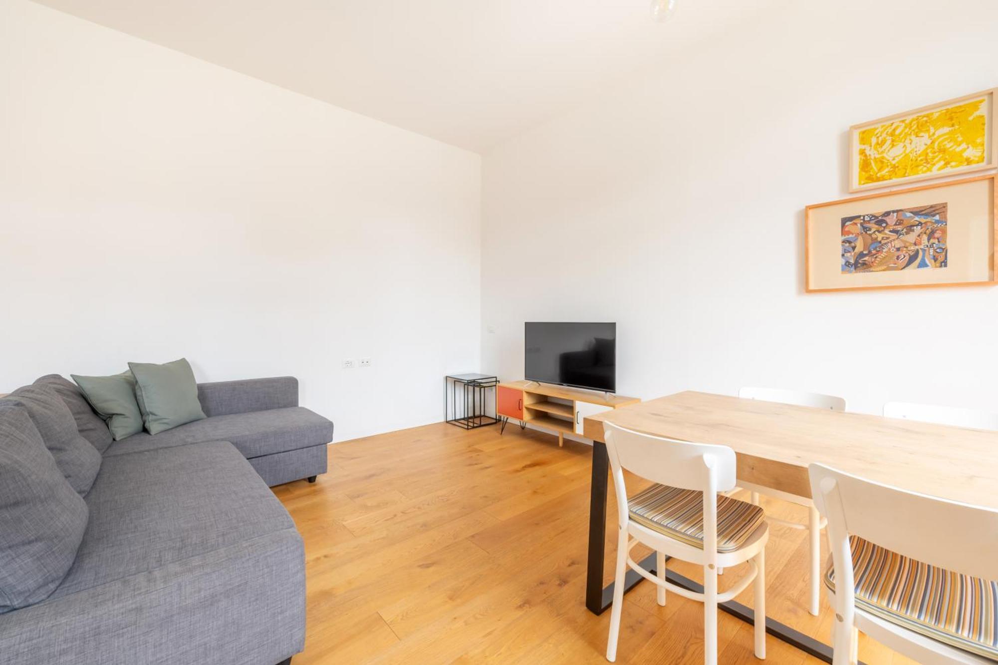 Appartamento Isola - Bright 2-room With Balcony